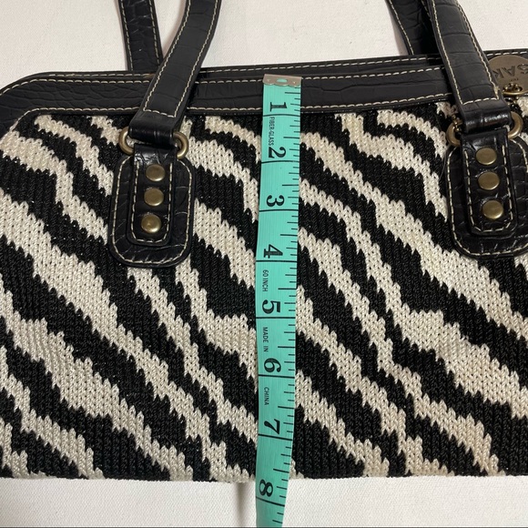 The Sak knit zebra shoulder bag 🦓 with snap closure 👛 and croc 🐊 leather - Picture 6 of 14